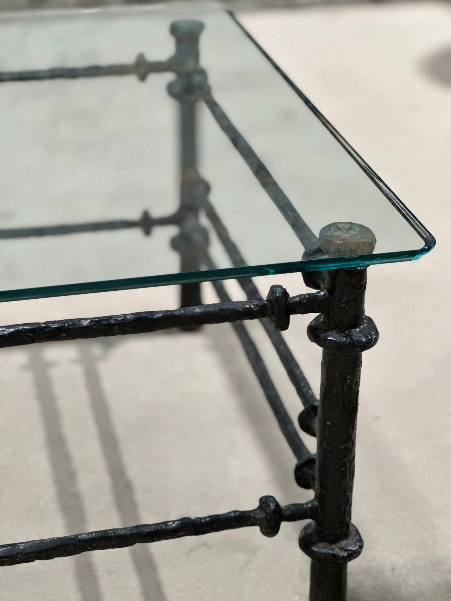 Table basse en fer martelé à la manière de Diego Giacometti, France 1980 Bon état - En vente à Chicago, IL