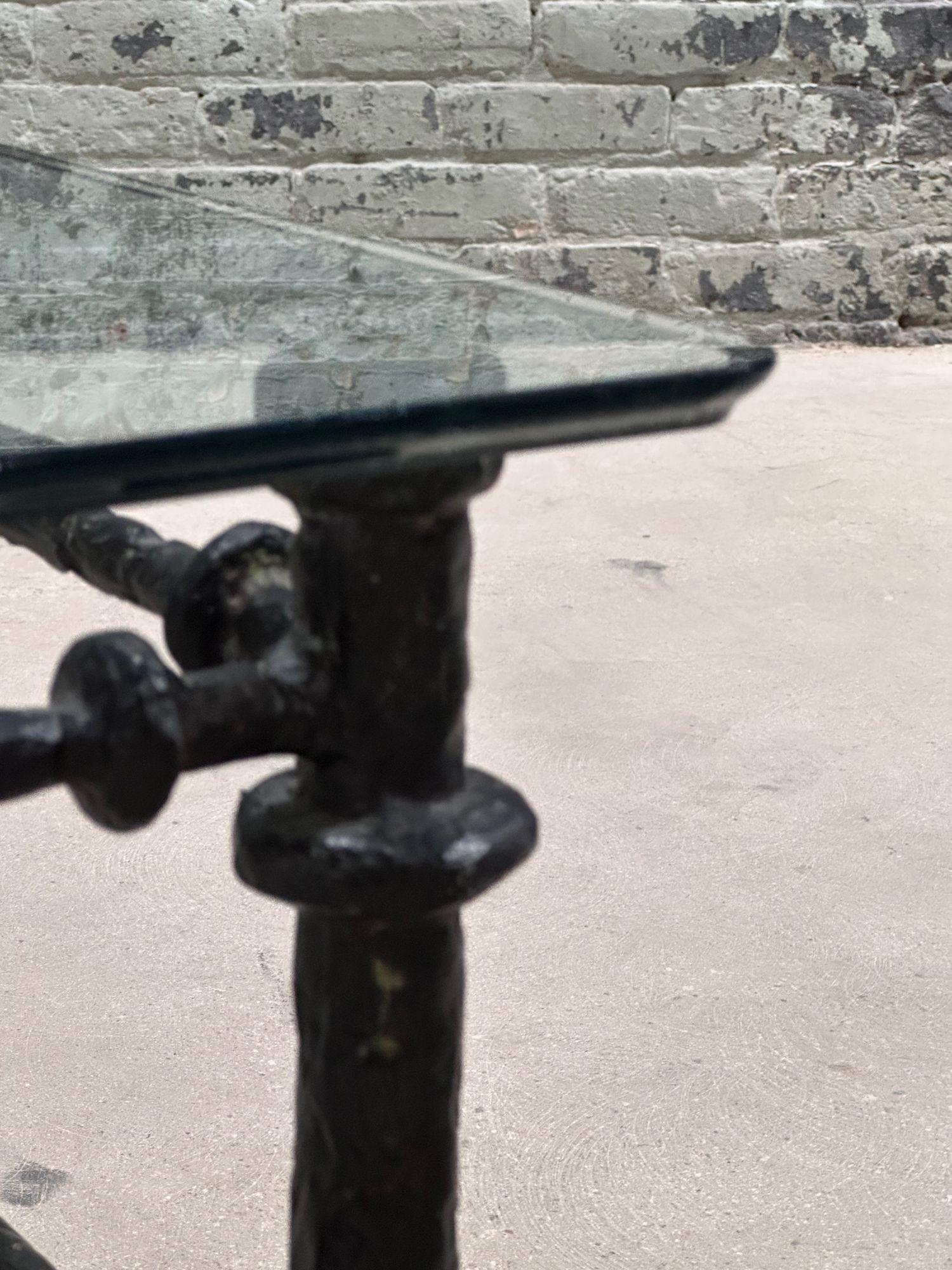 Verre Table basse en fer martelé à la manière de Diego Giacometti, France 1980 en vente