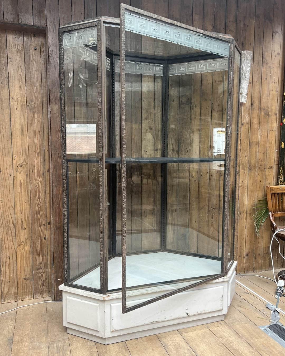Francese Vetrina angolare in ferro martellato con base in legno, circa 1940 in vendita