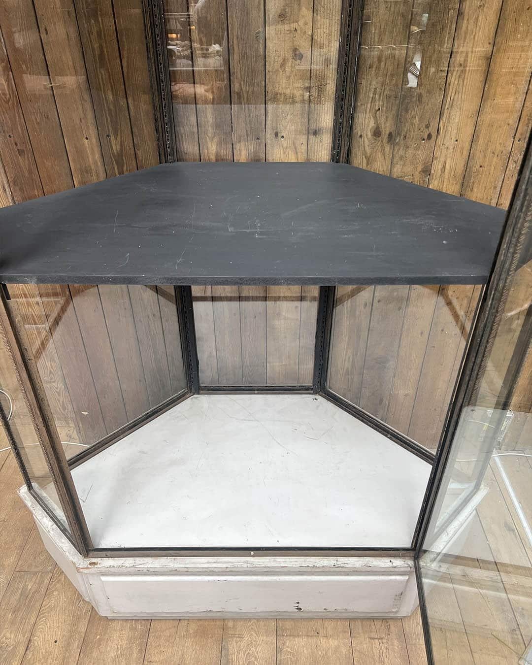 Vetrina angolare in ferro martellato con base in legno, circa 1940 in vendita 3