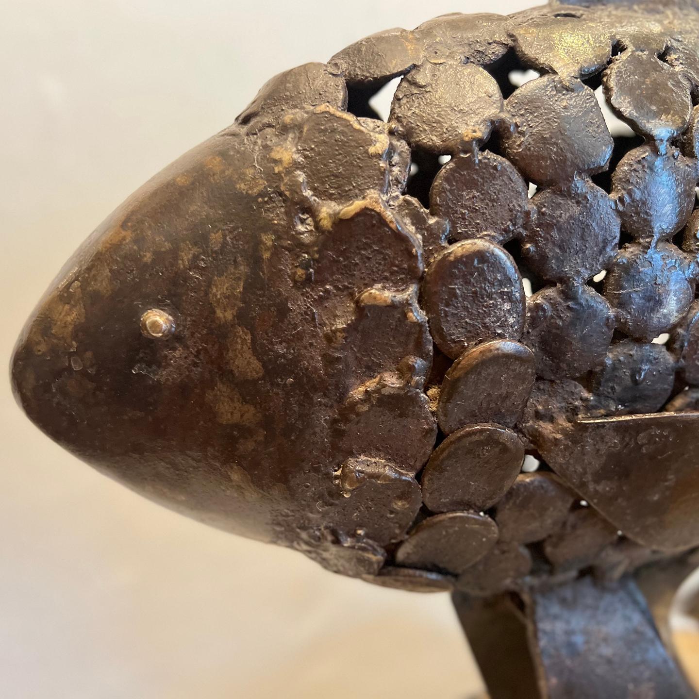 Eine italienische Skulptur aus gehämmertem Eisen aus den 1960er Jahren.

Abmessungen:
Höhe: 16,5