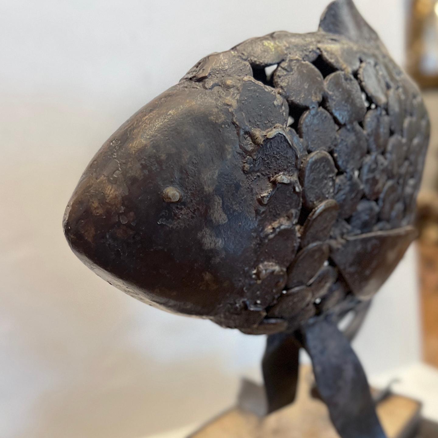 Fisch-Skulptur aus gehämmertem Eisen (Mitte des 20. Jahrhunderts) im Angebot