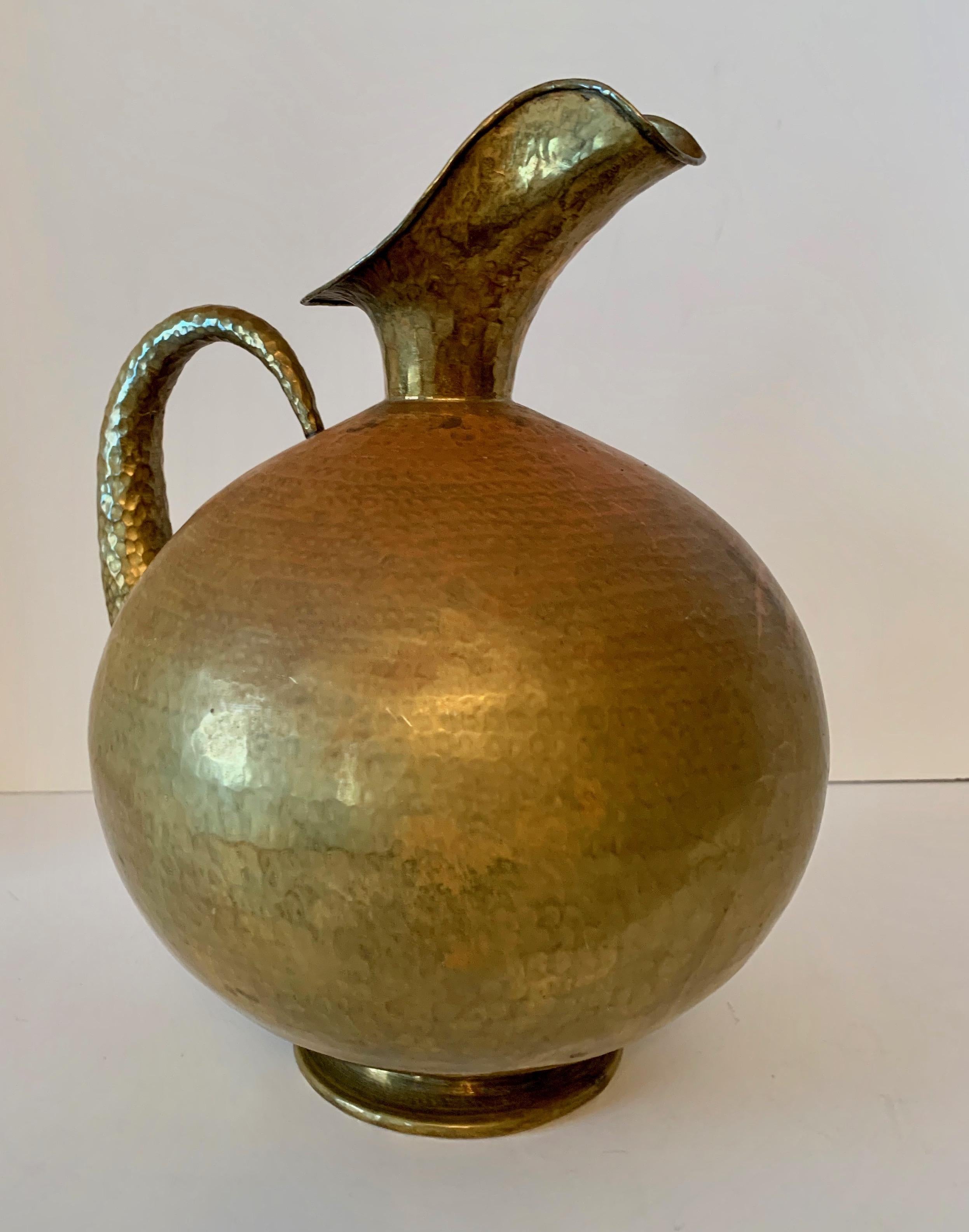 Hammered Italian Brass Urn Pitcher Signed Egidio Casagrande In Good Condition In Los Angeles, CA