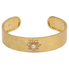 Hammered Matte 18k Yellow Gold Bangle with a Certified Bahraini Natural Pearl