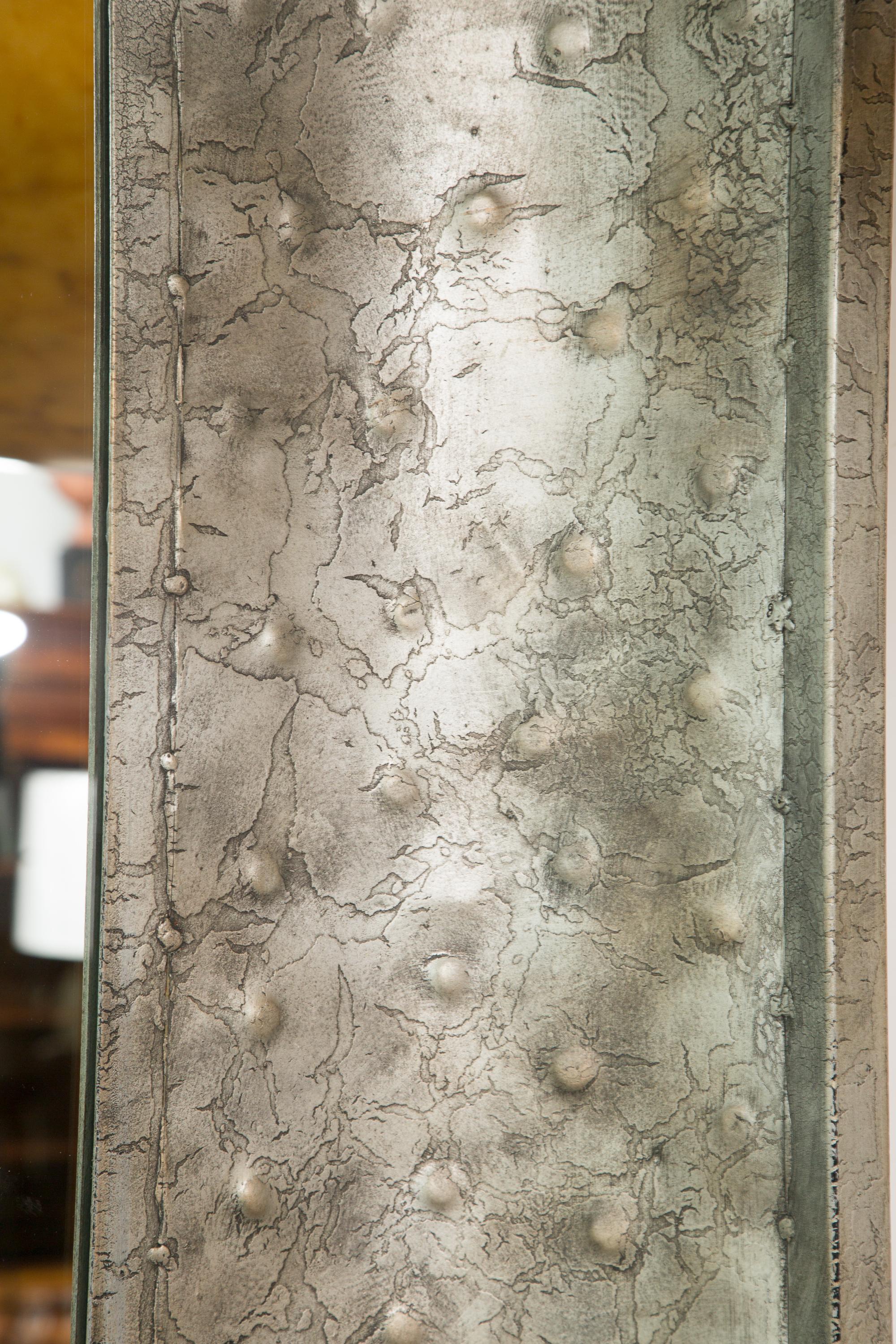 Industrieller Wandspiegel aus gehämmertem Metall im Zustand „Gut“ im Angebot in WEST PALM BEACH, FL