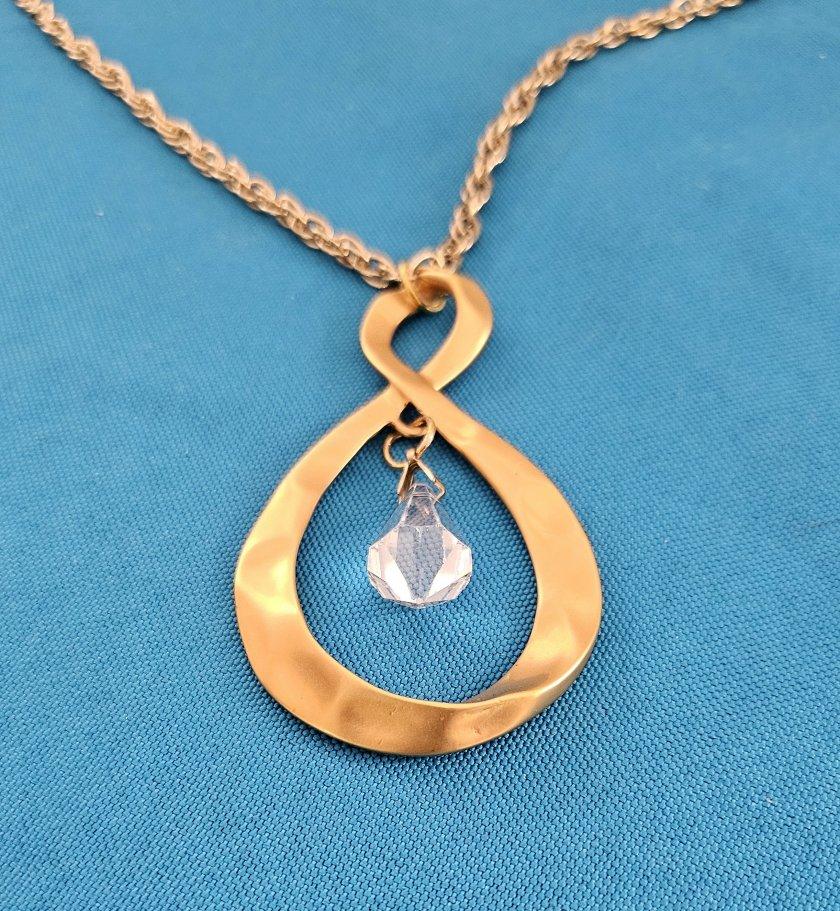 Collana con ciondolo Infinity in metallo martellato di metà secolo moderno con goccia, Vintage in vendita 2
