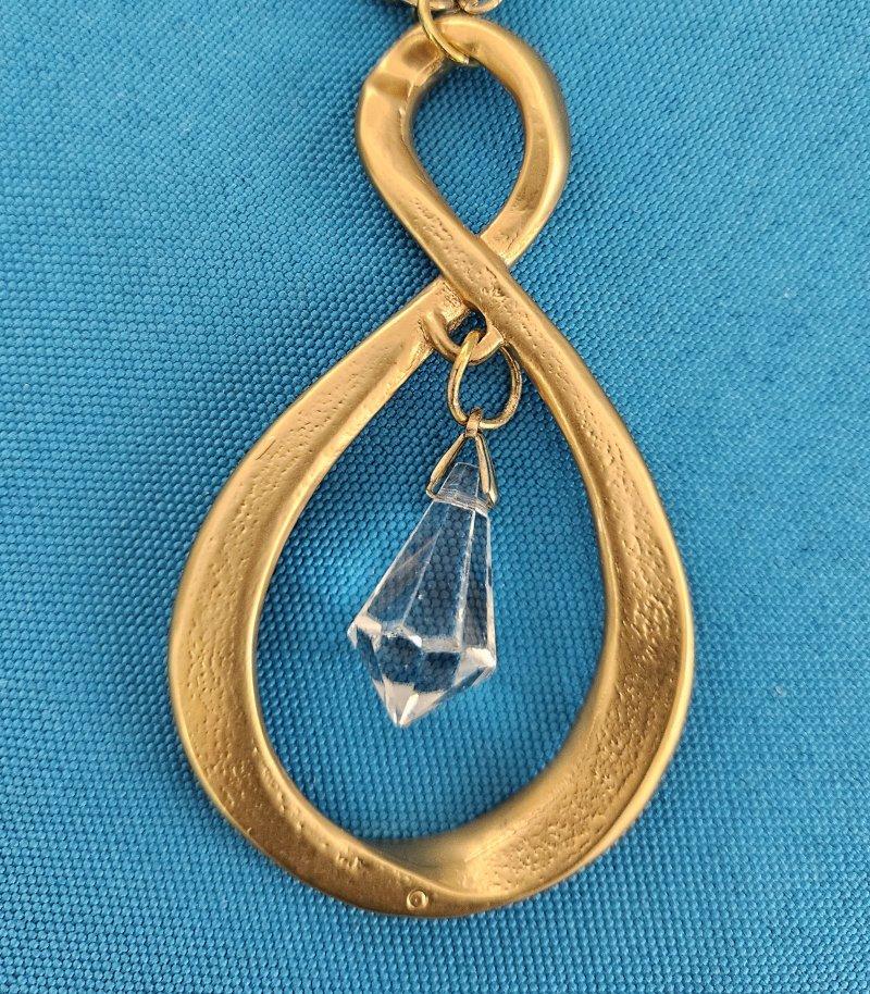 Collana con ciondolo Infinity in metallo martellato di metà secolo moderno con goccia, Vintage in vendita 3