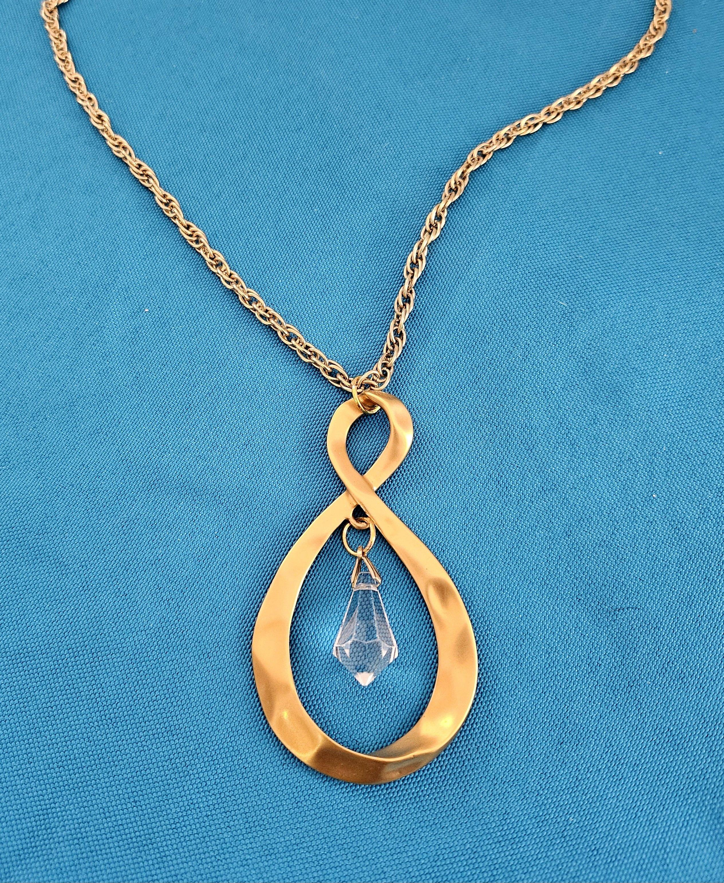 Collana con ciondolo Infinity in metallo martellato di metà secolo moderno con goccia, Vintage in vendita 4