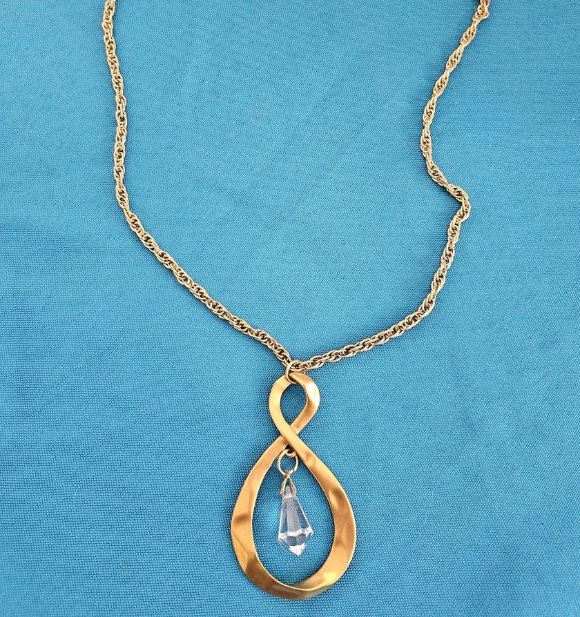 Collana con ciondolo Infinity in metallo martellato del Mid-Century Modern con goccia, Vintage/MCM
Si tratta di un bellissimo ciondolo in metallo (tono) dorato martellato, una collana di grande effetto, con una graziosa goccia all'interno - pensiamo