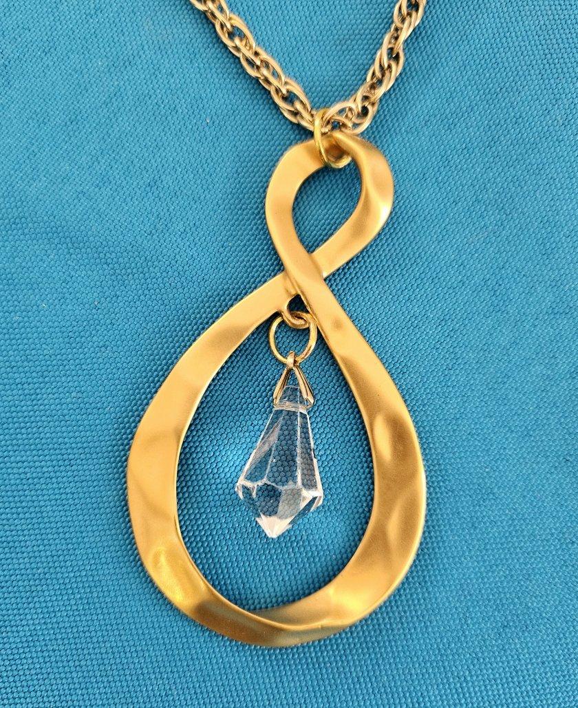 Mid-Century moderno Collana con ciondolo Infinity in metallo martellato di metà secolo moderno con goccia, Vintage in vendita