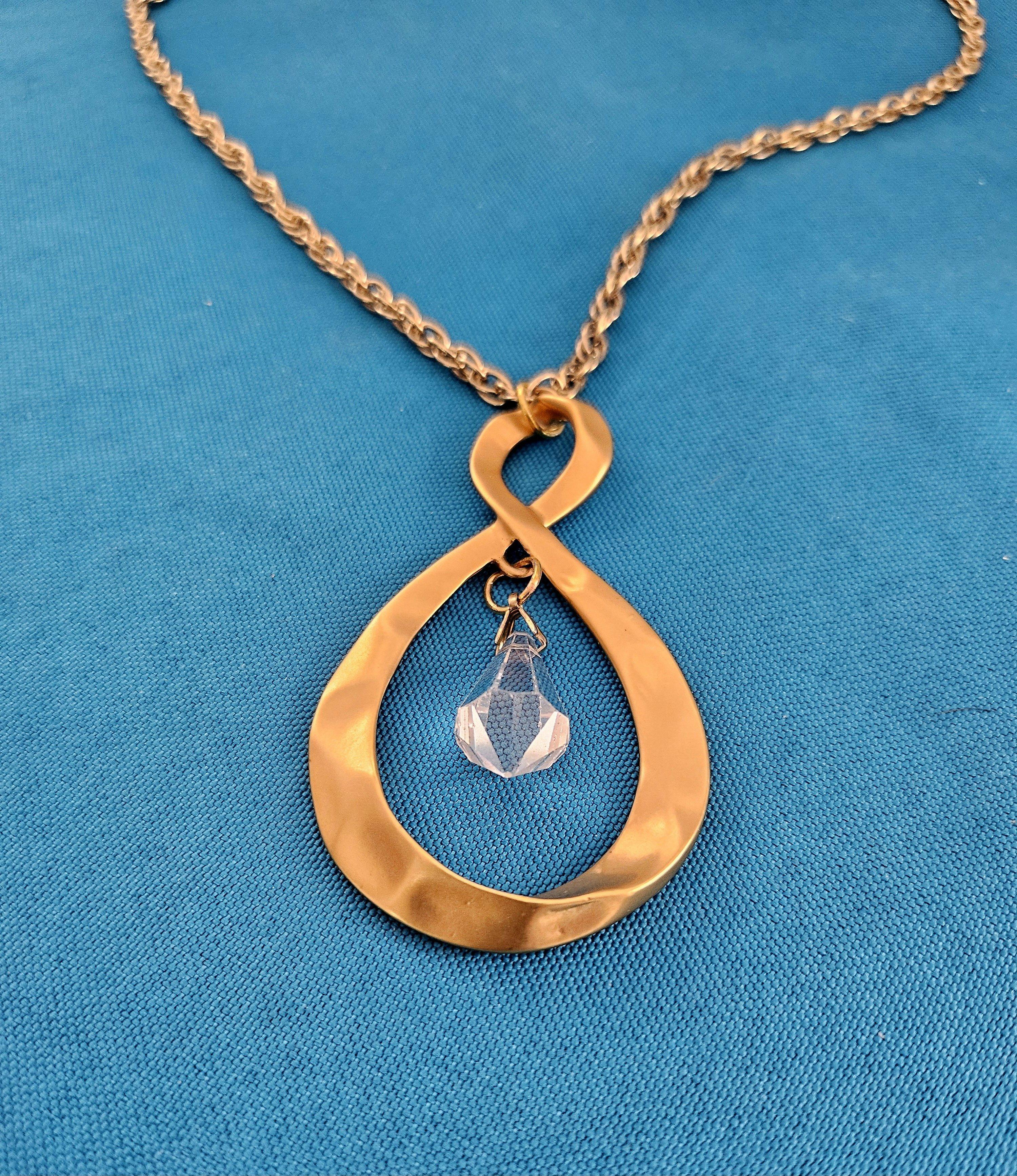 Sconosciuto Collana con ciondolo Infinity in metallo martellato di metà secolo moderno con goccia, Vintage in vendita