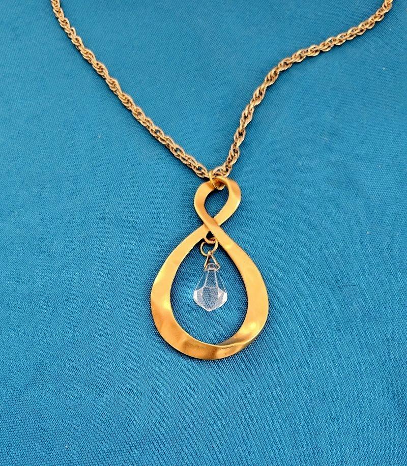 Altro Collana con ciondolo Infinity in metallo martellato di metà secolo moderno con goccia, Vintage in vendita