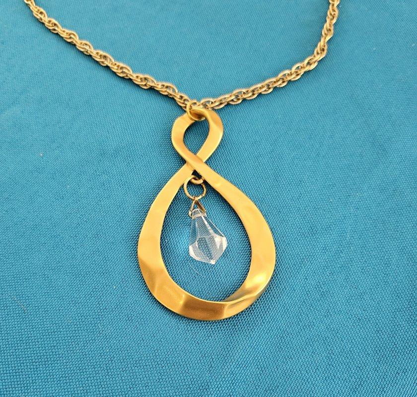 Collana con ciondolo Infinity in metallo martellato di metà secolo moderno con goccia, Vintage In condizioni buone in vendita a Warrenton, OR