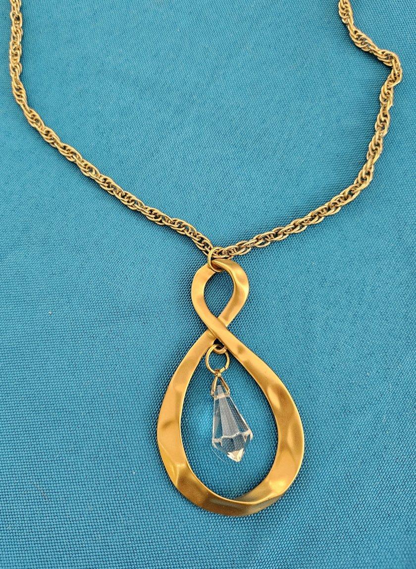 XX secolo Collana con ciondolo Infinity in metallo martellato di metà secolo moderno con goccia, Vintage in vendita