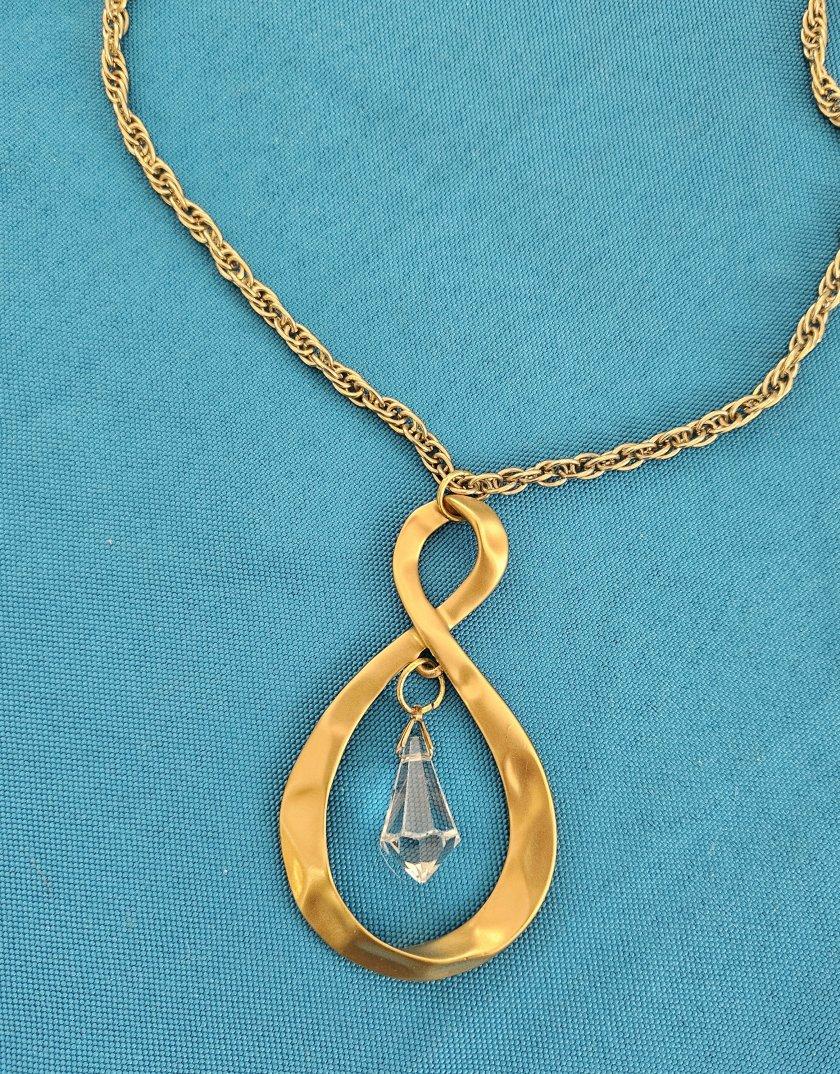 Metallo Collana con ciondolo Infinity in metallo martellato di metà secolo moderno con goccia, Vintage in vendita