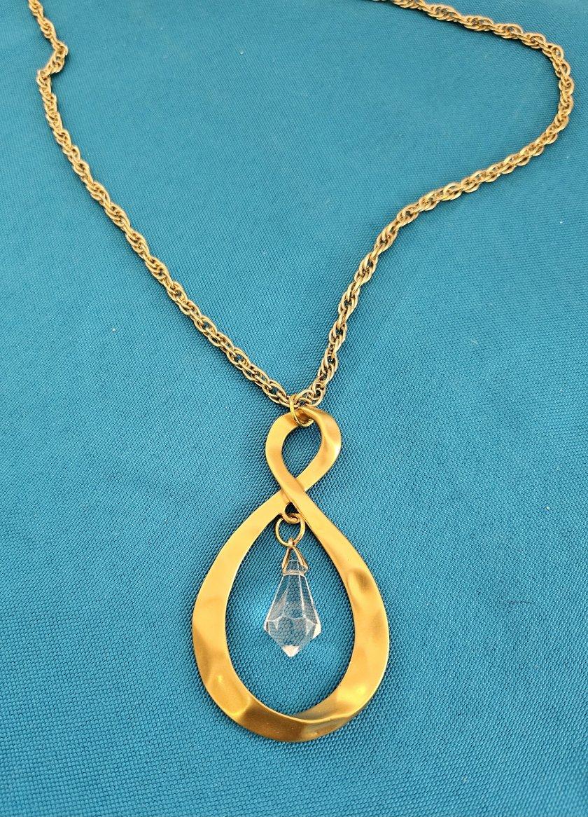 Collana con ciondolo Infinity in metallo martellato di metà secolo moderno con goccia, Vintage in vendita 1