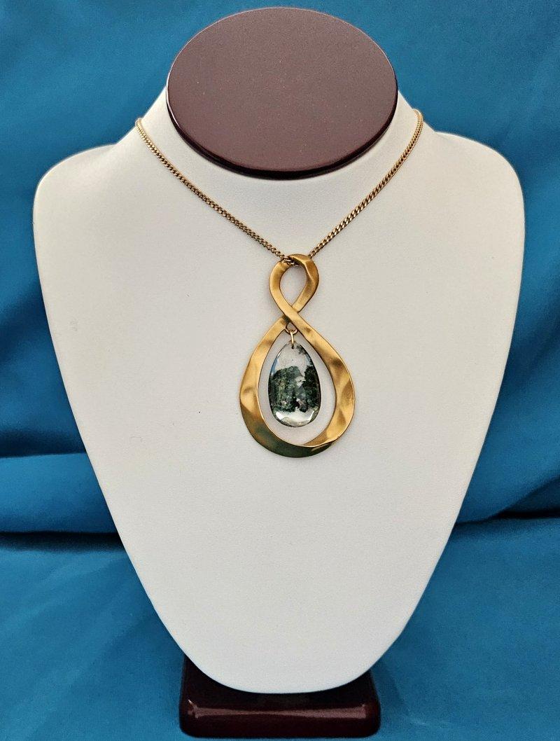 Mid-Century moderno Collana con ciondolo Infinity in metallo martellato e Lodolite, in stile Mid-Century Modern in vendita