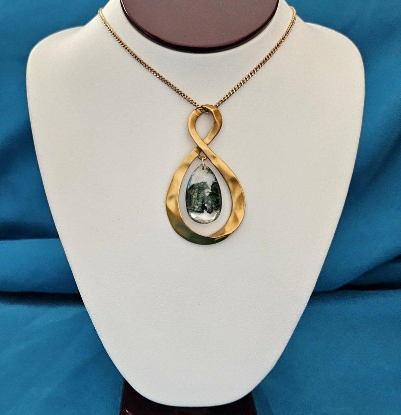Sconosciuto Collana con ciondolo Infinity in metallo martellato e Lodolite, in stile Mid-Century Modern in vendita