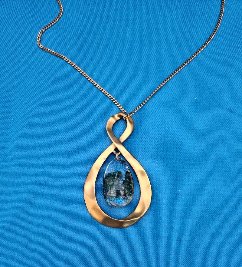 Altro Collana con ciondolo Infinity in metallo martellato e Lodolite, in stile Mid-Century Modern in vendita