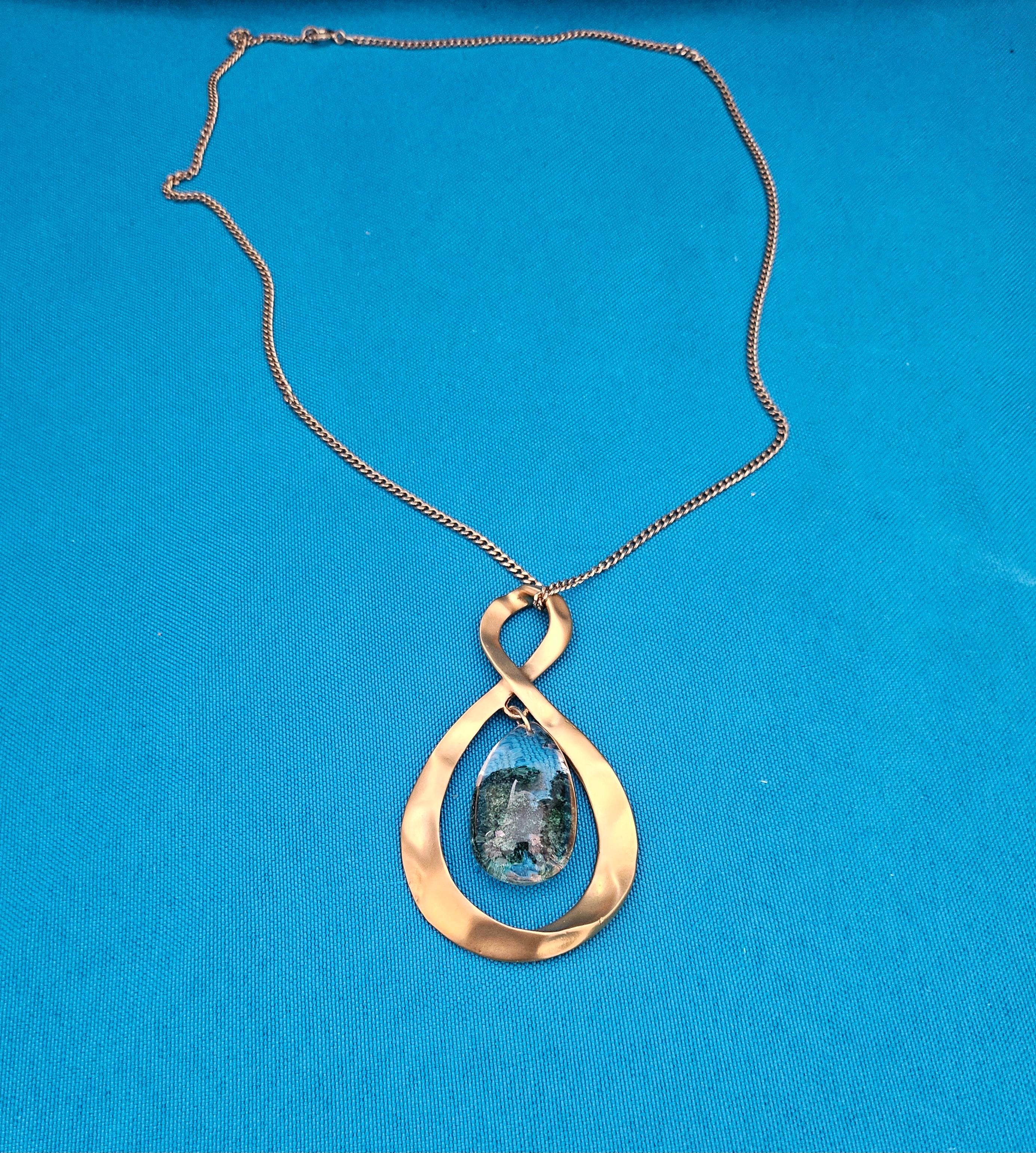 Collana con ciondolo Infinity in metallo martellato e Lodolite, in stile Mid-Century Modern In condizioni buone in vendita a Warrenton, OR