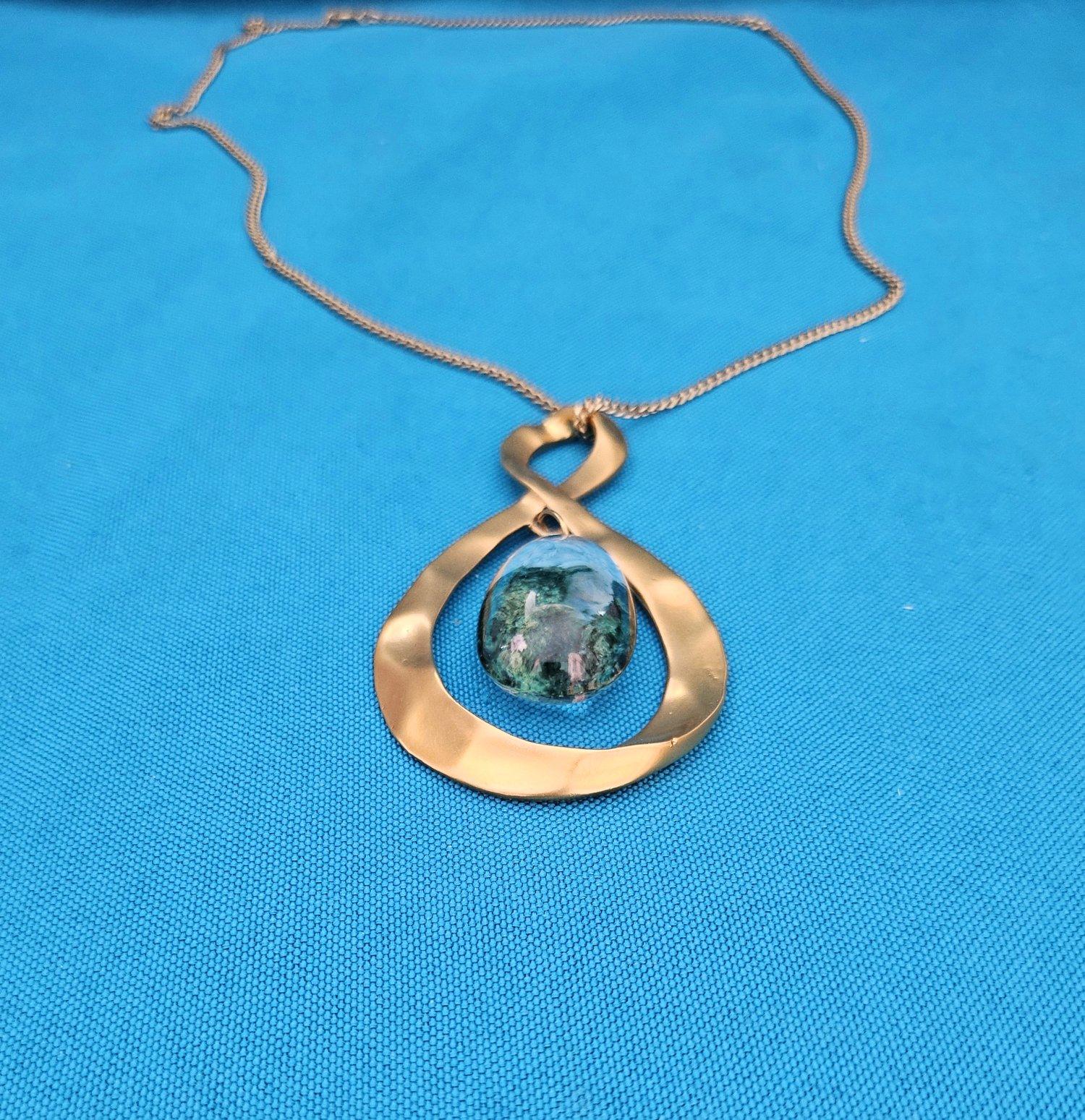 XX secolo Collana con ciondolo Infinity in metallo martellato e Lodolite, in stile Mid-Century Modern in vendita