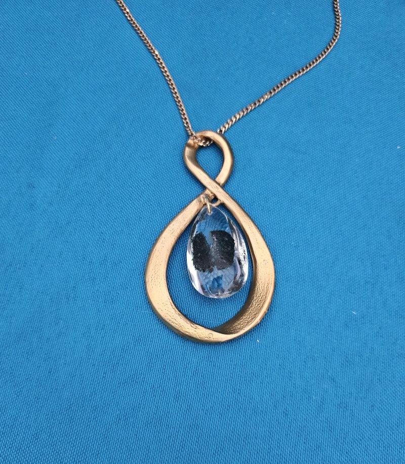 Metallo Collana con ciondolo Infinity in metallo martellato e Lodolite, in stile Mid-Century Modern in vendita