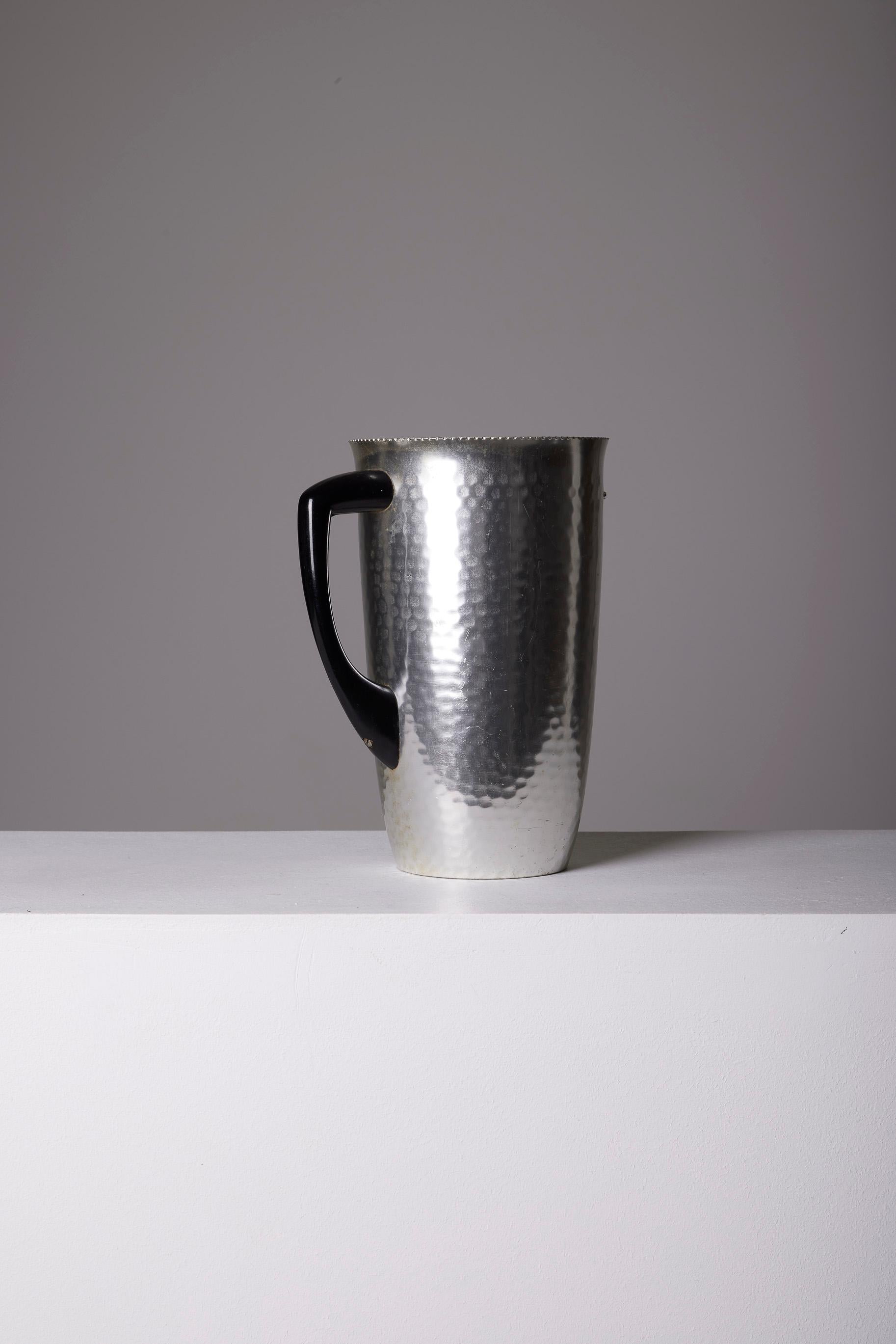 Hammered metal pitcher In Good Condition In PARIS, FR