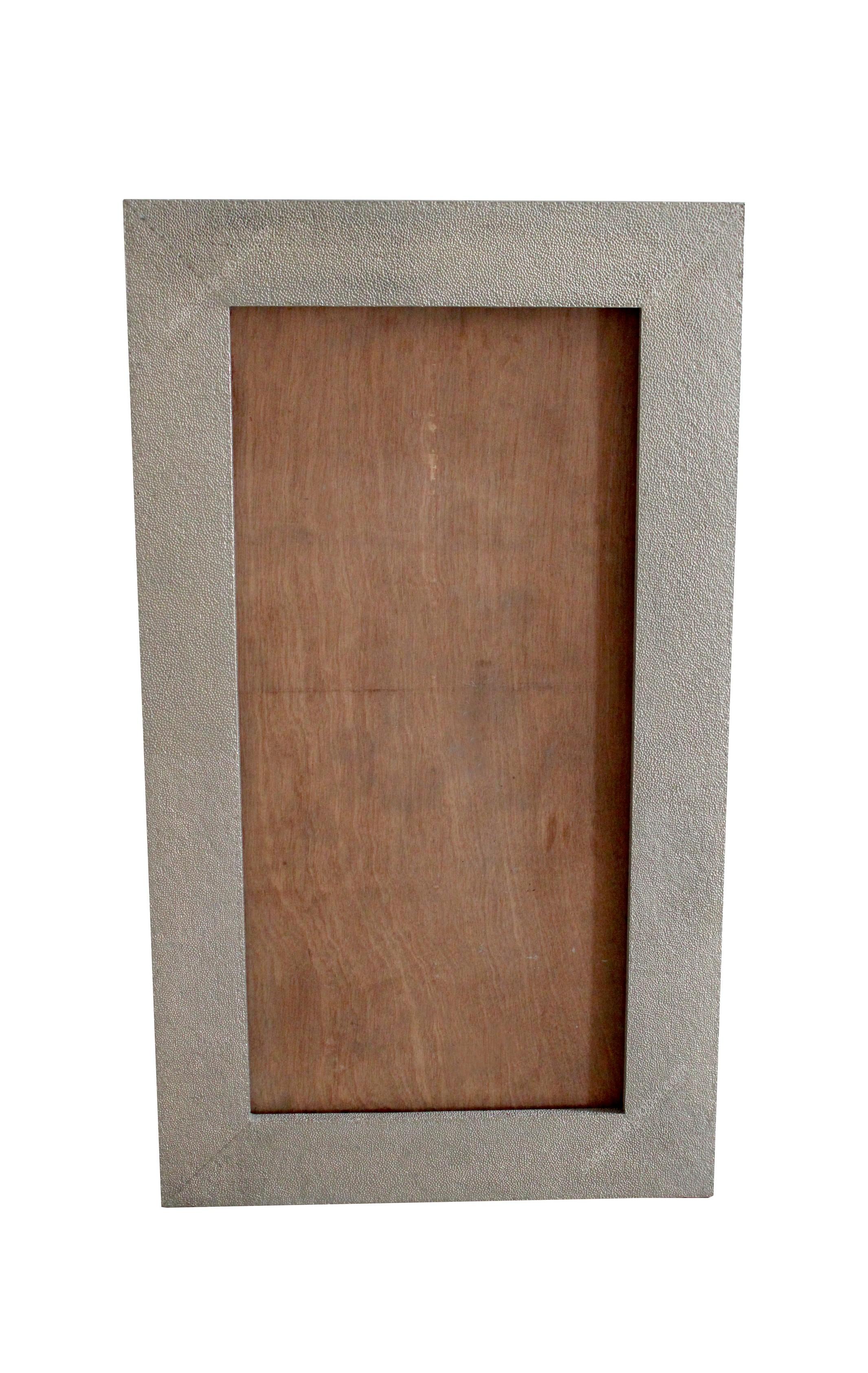 Indiano Cornice per specchio in metallo martellato realizzata a mano in India da Stephanie Odegard in vendita