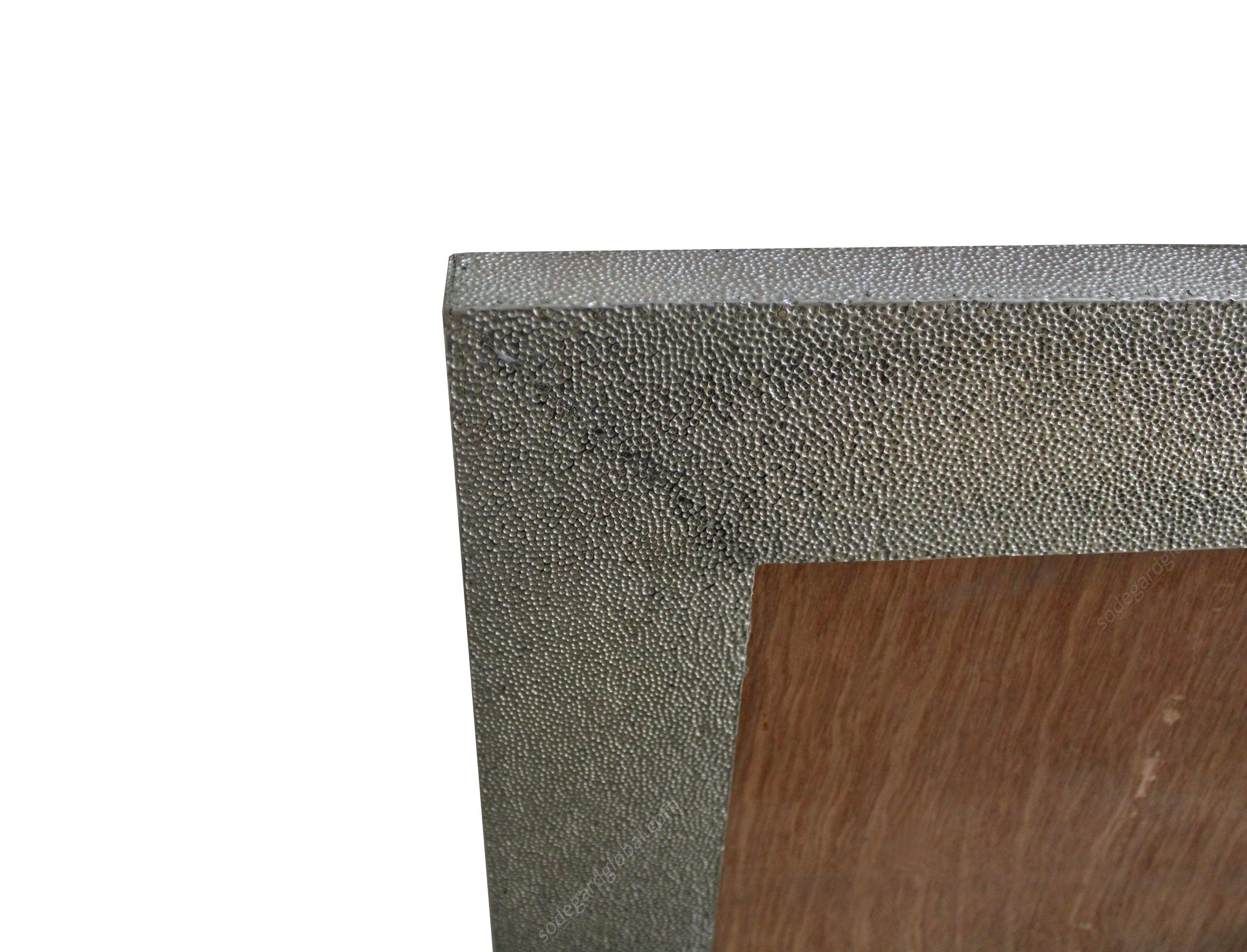 Cornice per specchio in metallo martellato realizzata a mano in India da Stephanie Odegard In condizioni Nuovo in vendita a New York, NY