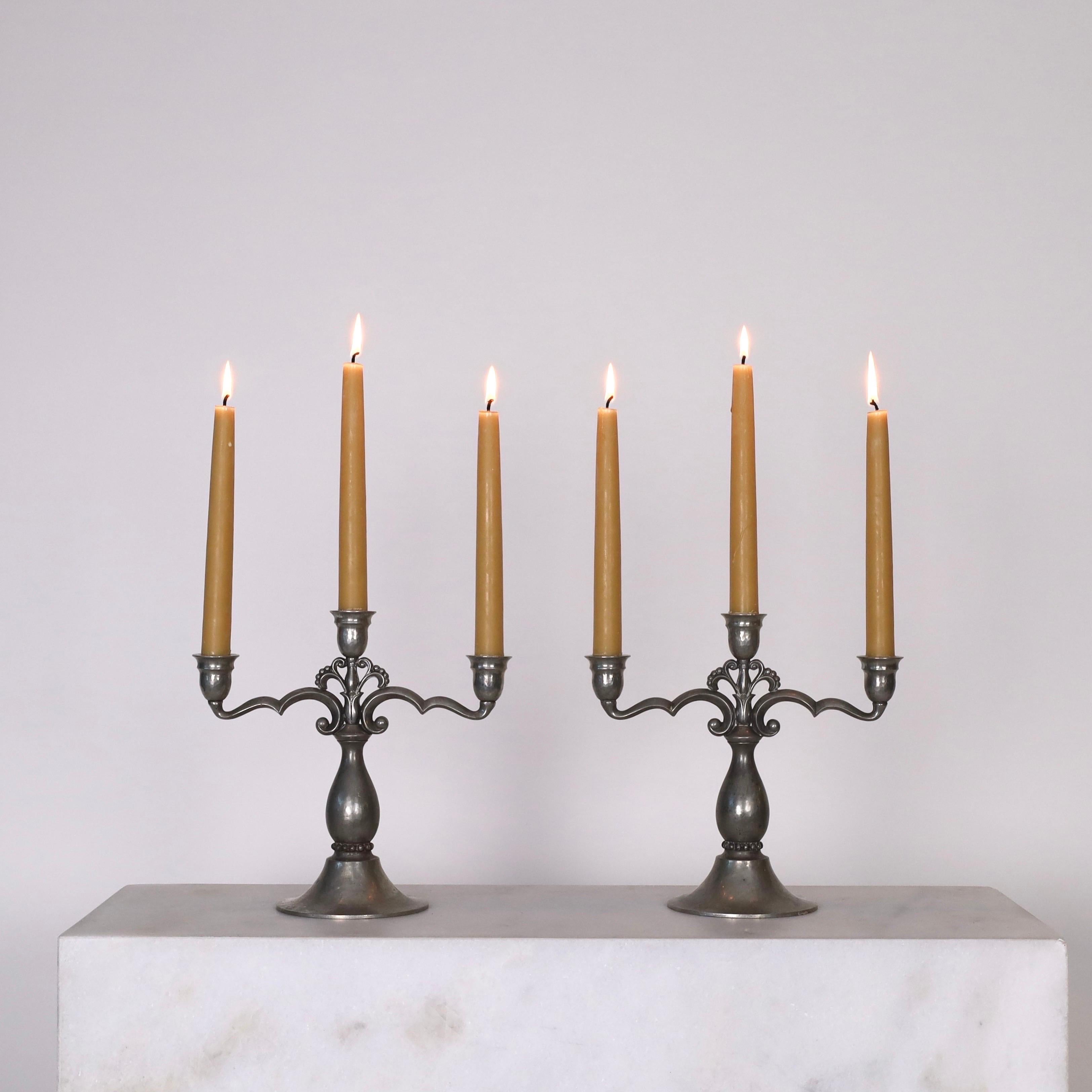 Set di candelabri in peltro martellato realizzati da Just Andersen negli anni Venti. Un set elegante per una bella tavola. 

* Coppia di portacandele in peltro adatti a tre candele 
* Produttore: Just Andersen
* Stile: 375
* Anno: 1918-1929
*