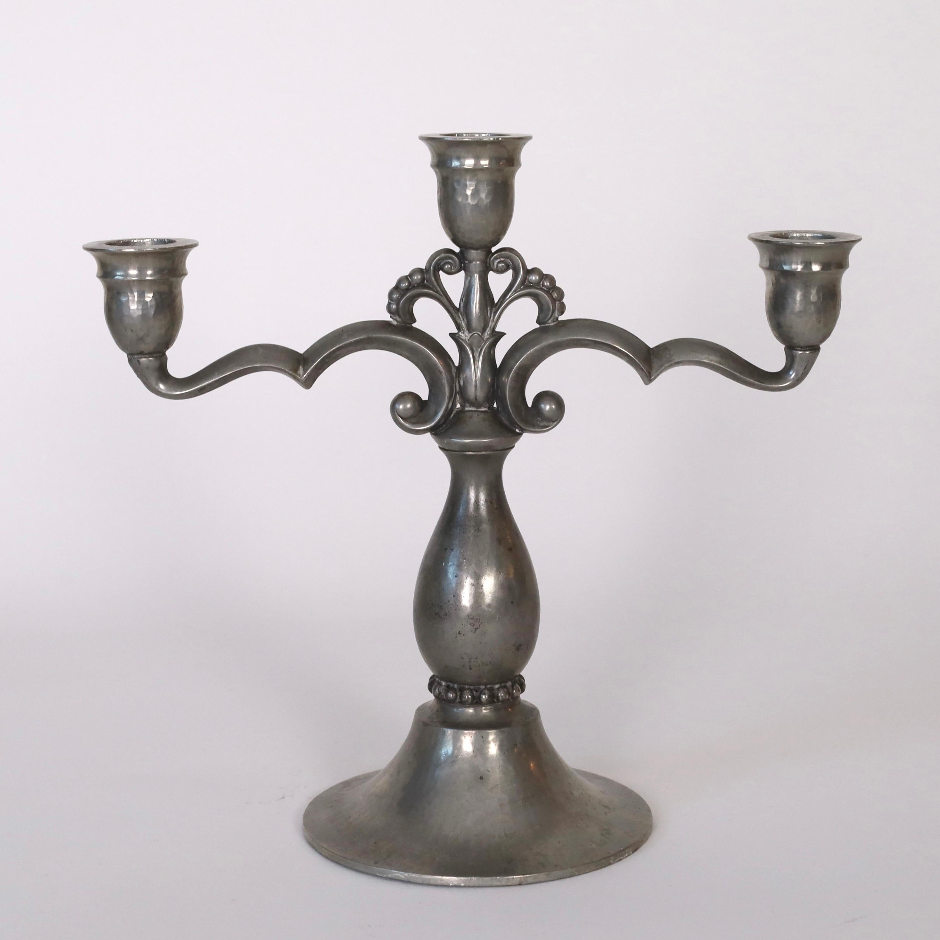 Candelabri in peltro martellato di Just Andersen, anni '20, Danimarca In condizioni discrete in vendita a Værløse, DK