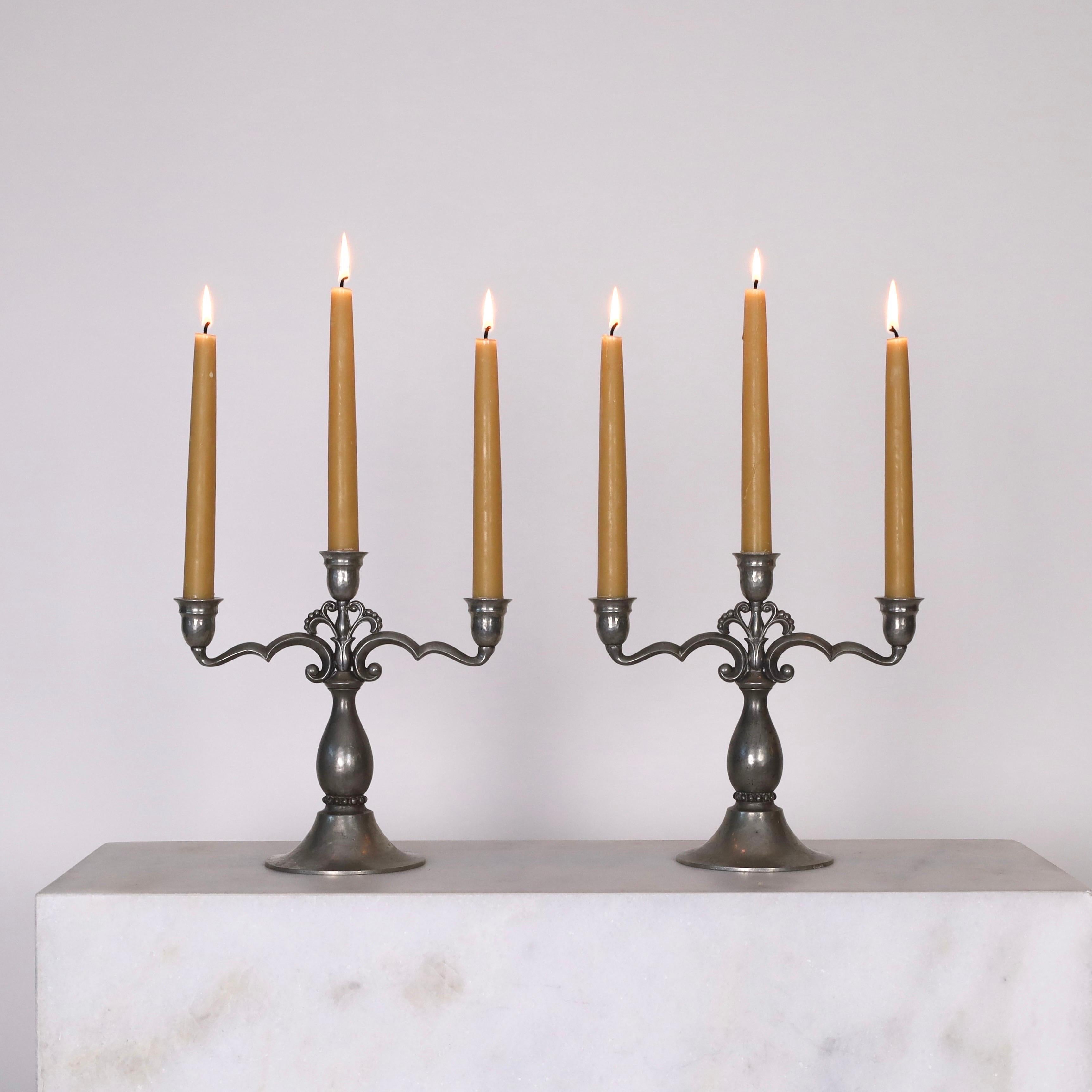 Peltro Candelabri in peltro martellato di Just Andersen, anni '20, Danimarca in vendita