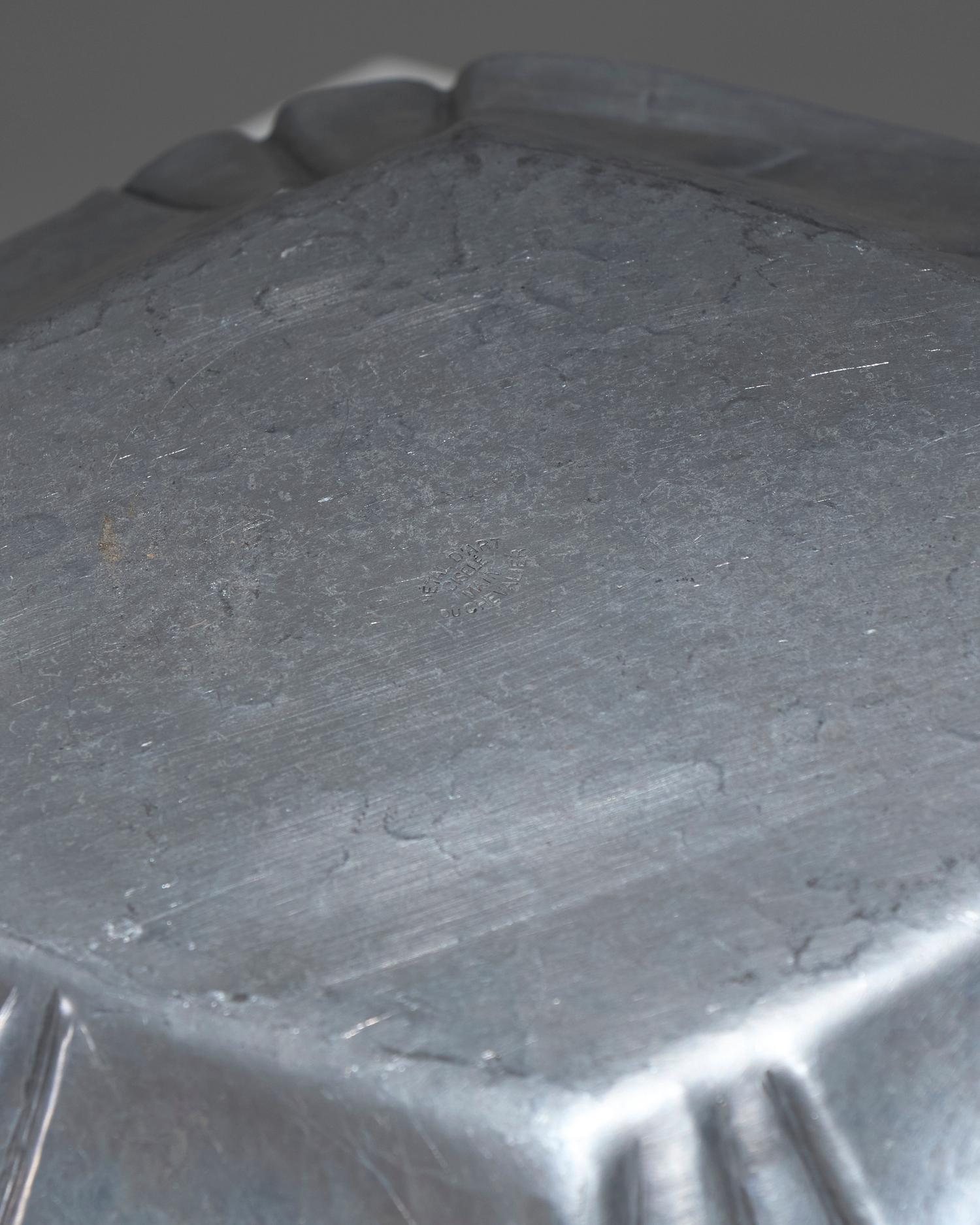 Hammered Pewter Dish, Louis Houzeaux, 1930s In Good Condition For Sale In PARIS, FR