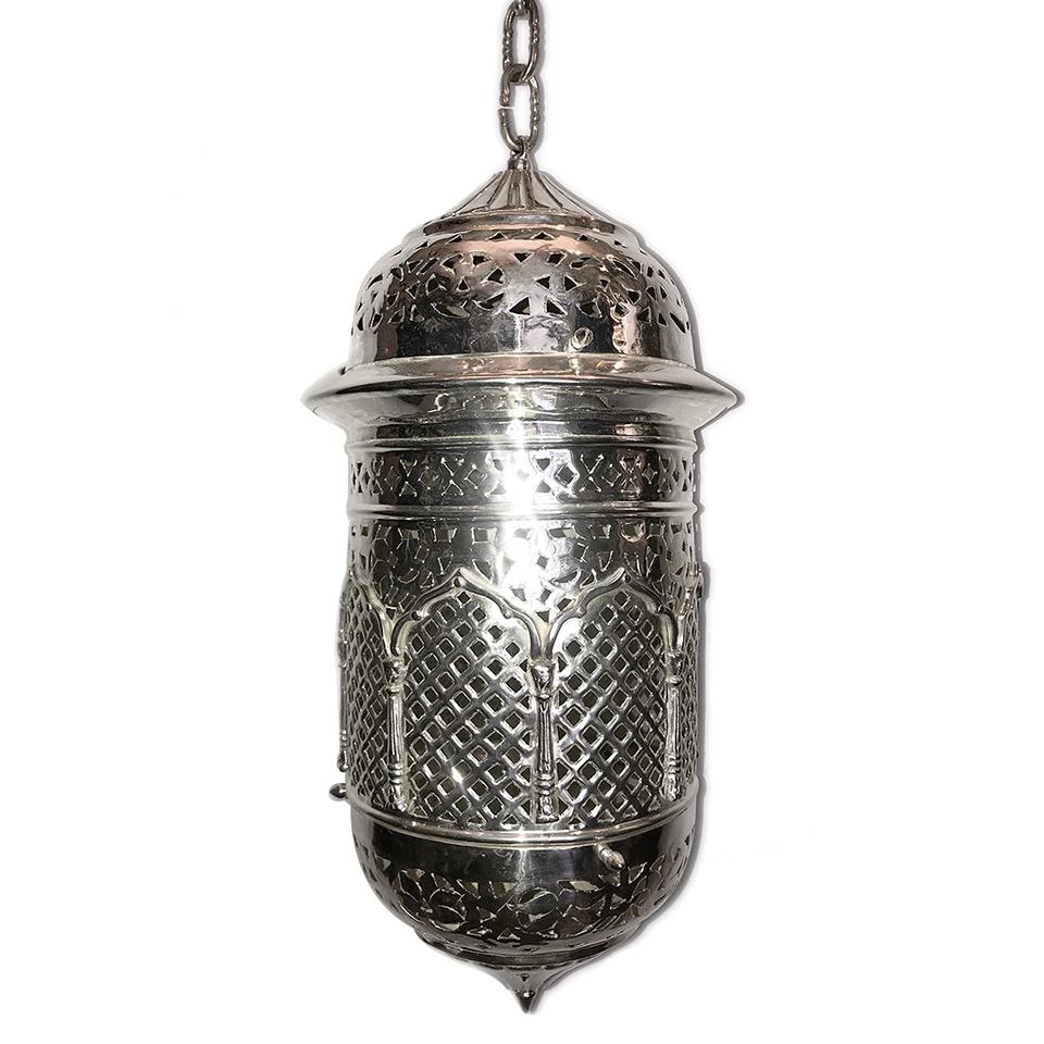 Une lanterne marocaine en laiton martelé avec un corps en métal percé, vers les années 1960.
Mesures :
Diamètre : 10