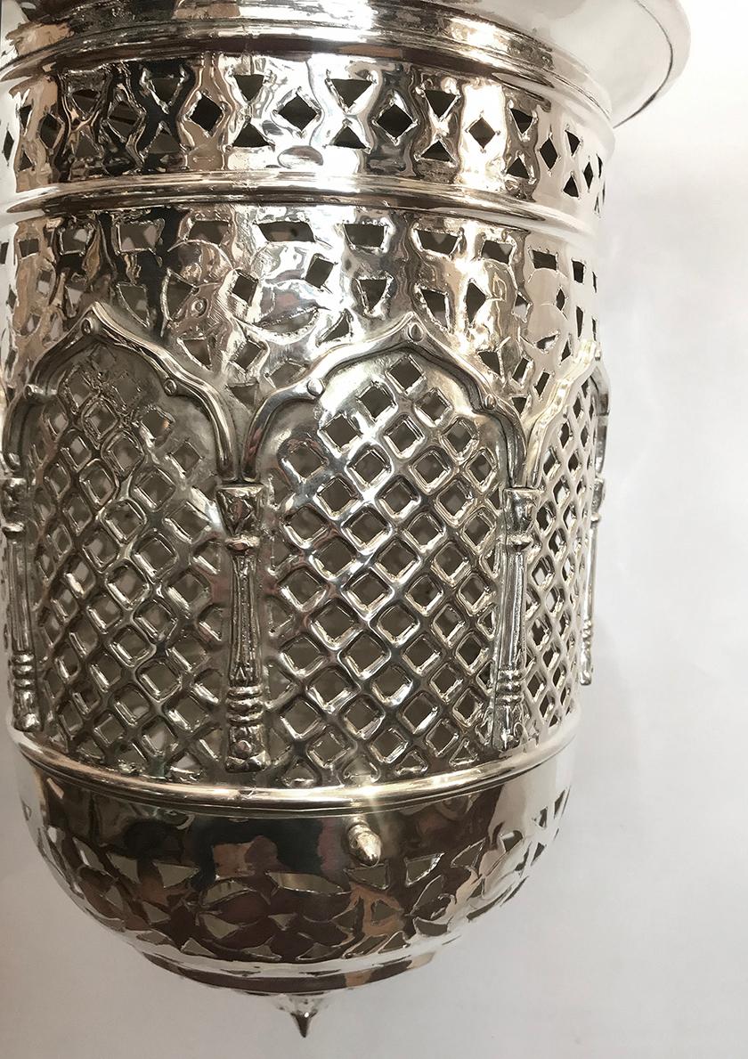 Marocain Lanterne en métal argenté martelé et percé en vente