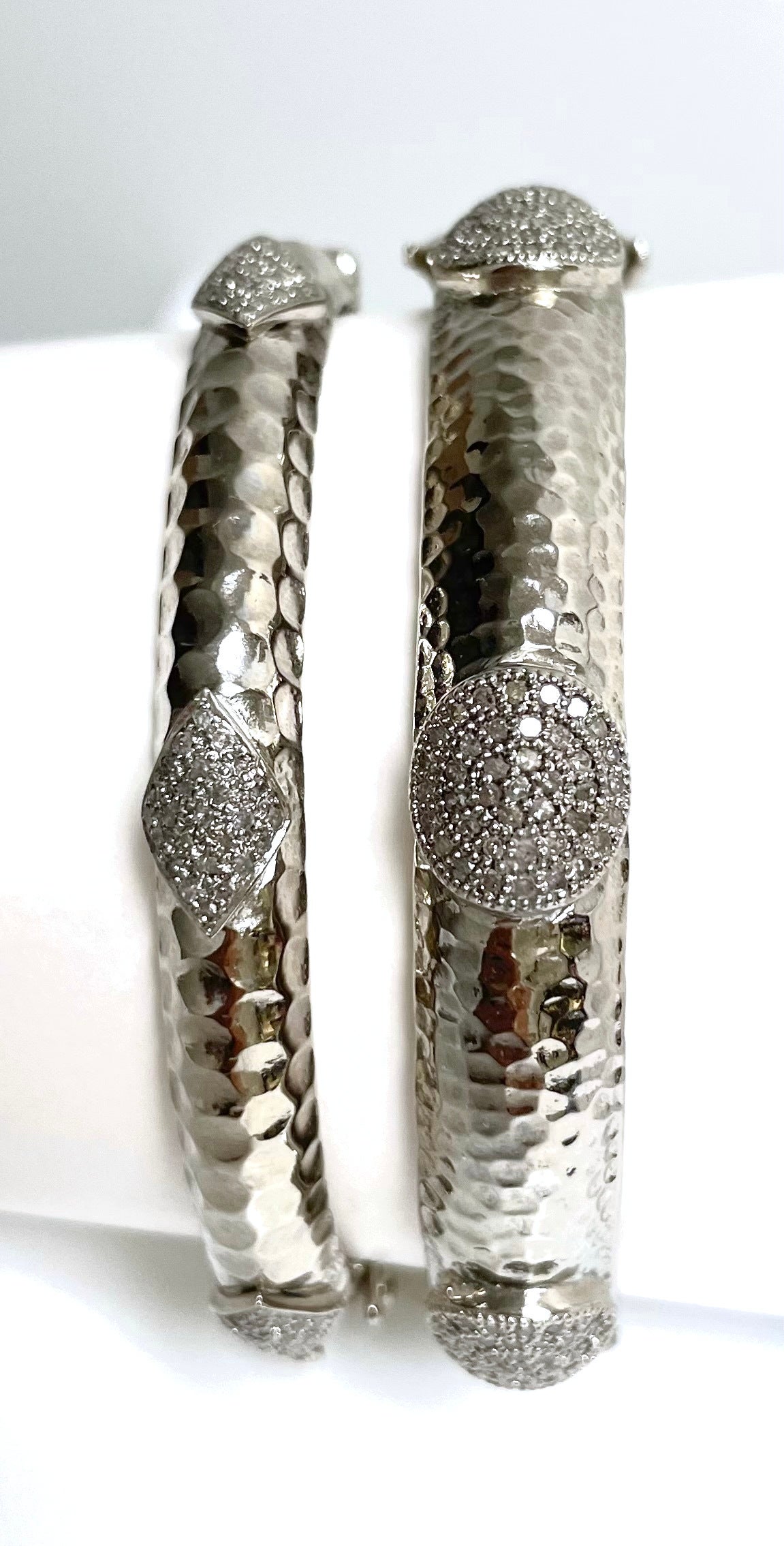  Hammered Rhodium-Plated Silver Bangle with Diamonds Paradizia Bracelet For Sale 6