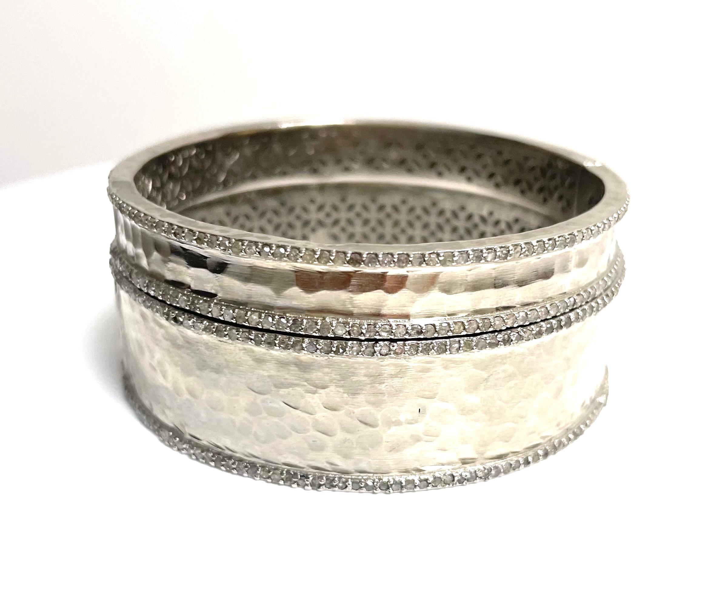 Hammered Rhodium-Plated Silver Bangle with Diamonds Paradizia Bracelet For Sale 3