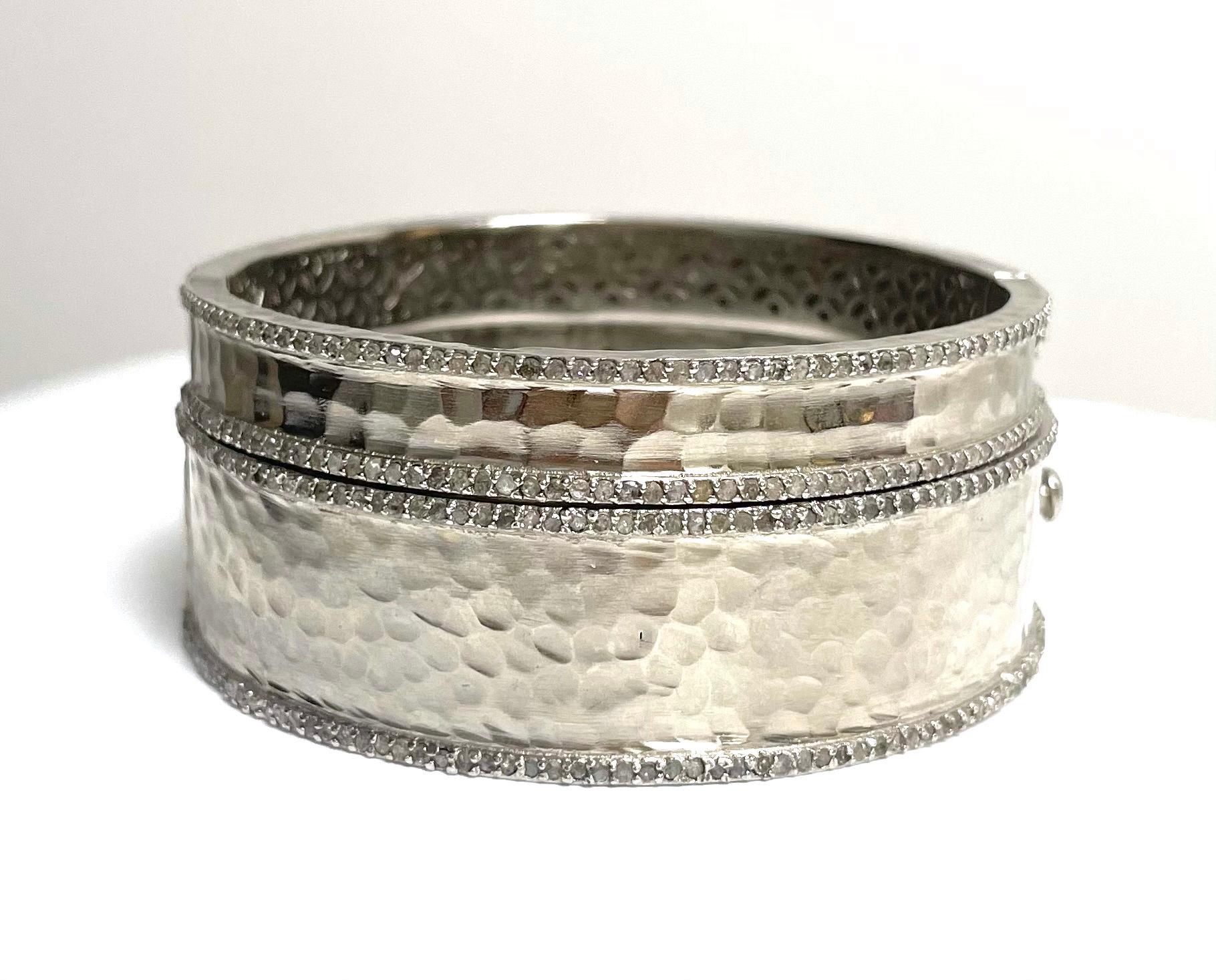  Hammered Rhodium-Plated Silver Bangle with Diamonds Paradizia Bracelet For Sale 13