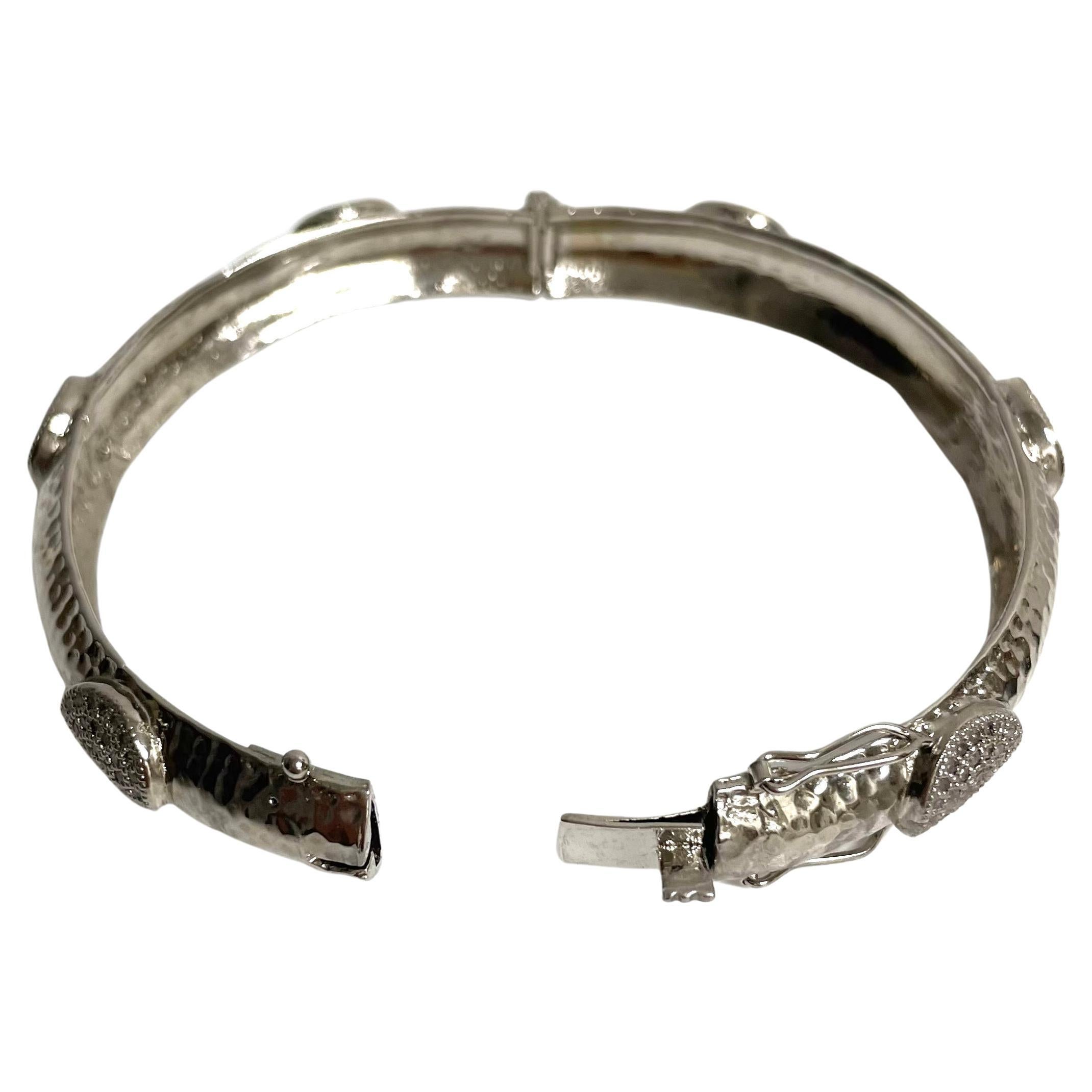Descrizione
Il tuo stile prende vita indossando questo bracciale in argento sterling unico, elegante e senza tempo. Applicazioni a cerchio rialzato per un totale di 2,20 carati di diamanti pavé circondano e impreziosiscono questo splendido