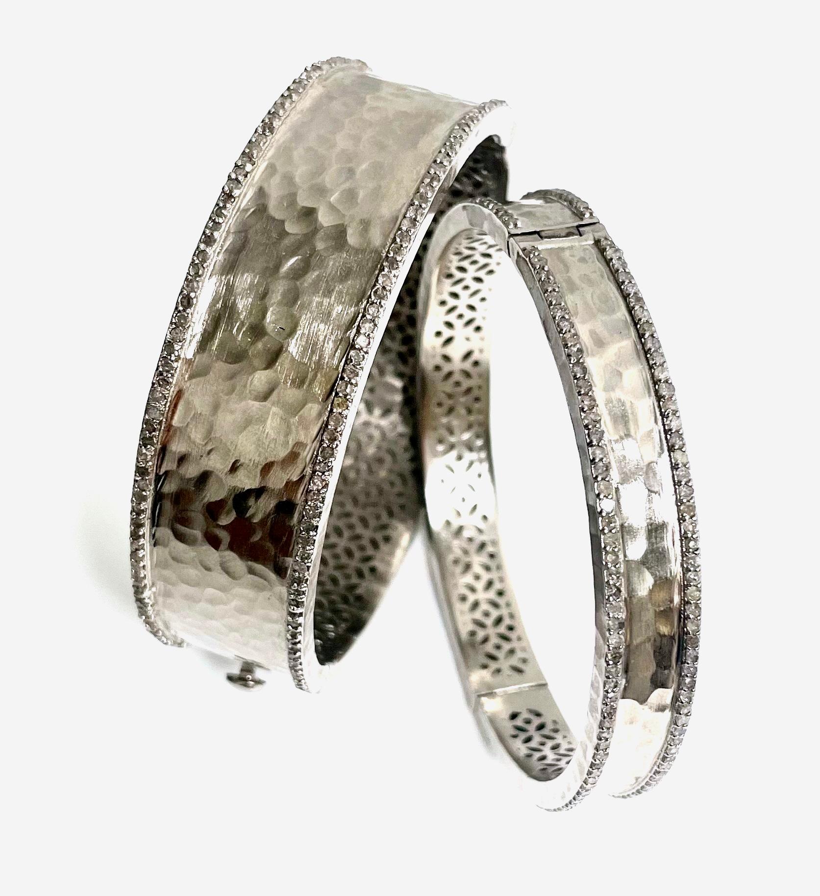  Hammered Rhodium-Plated Silver Bangle with Diamonds Paradizia Bracelet For Sale 3