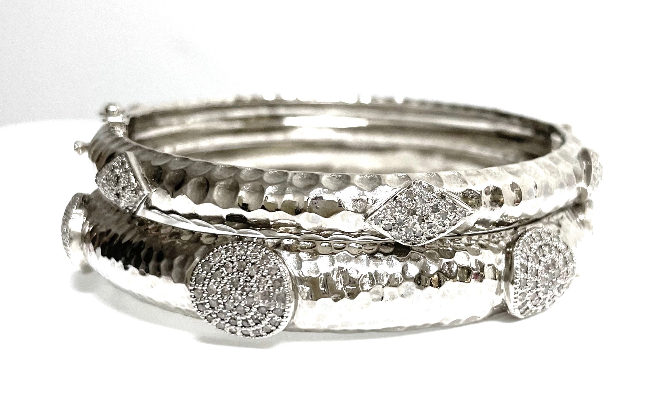 Bracciale Paradizia in argento rodiato e martellato con diamanti in vendita 4