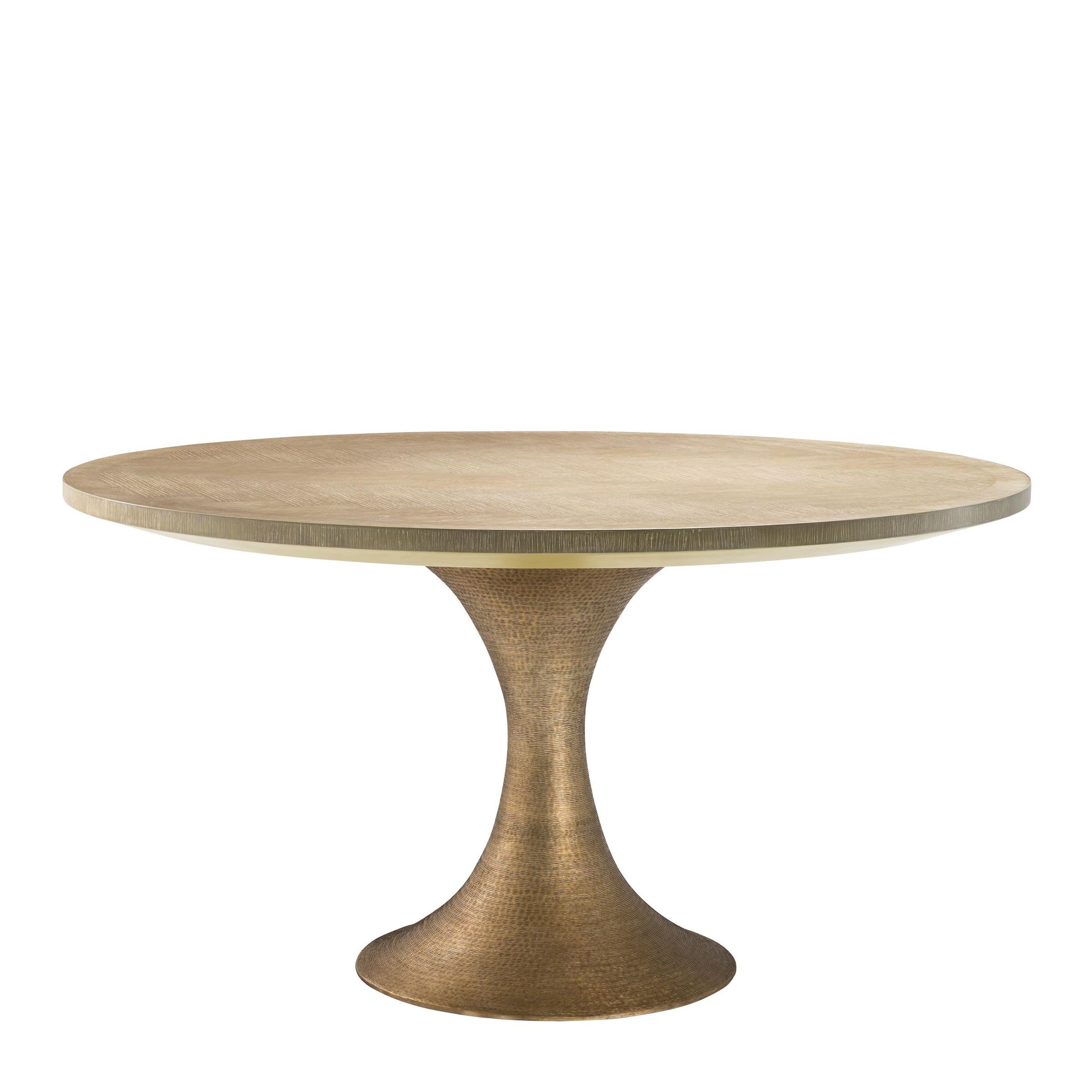 Dining table hammered round with washed oak
veneer top. On hammered brushed brass base.
Also available in black oak on black bronze base.