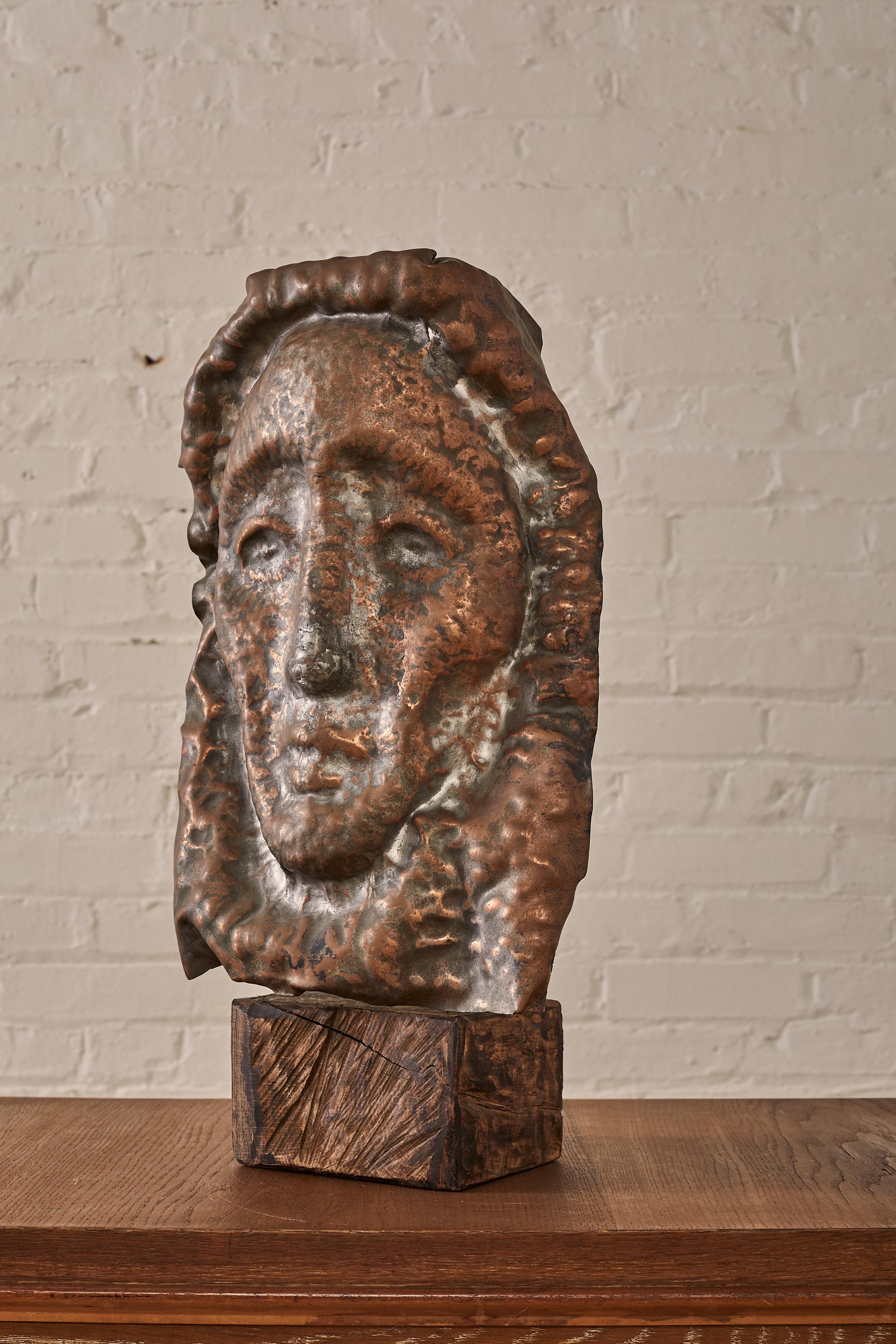 Sculpture martelée et patinée de Waylande Gregory sur une base en bois brut.

