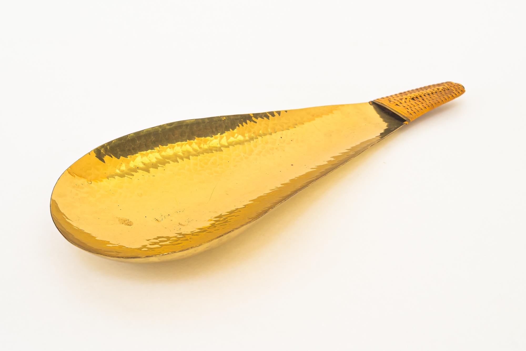 Hammered Serving Plate with wicker vienna around 1950s
Original condition
