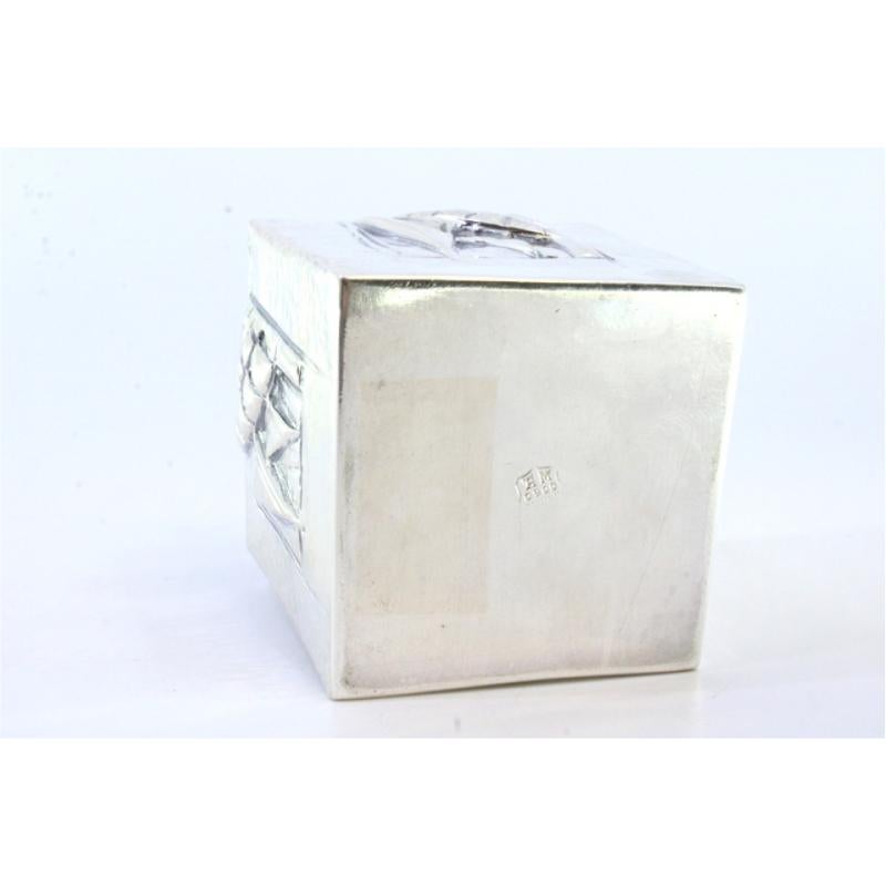 Europeo Hammered silver ashtray with cube-shaped reliefs and two cigarette holders in vendita