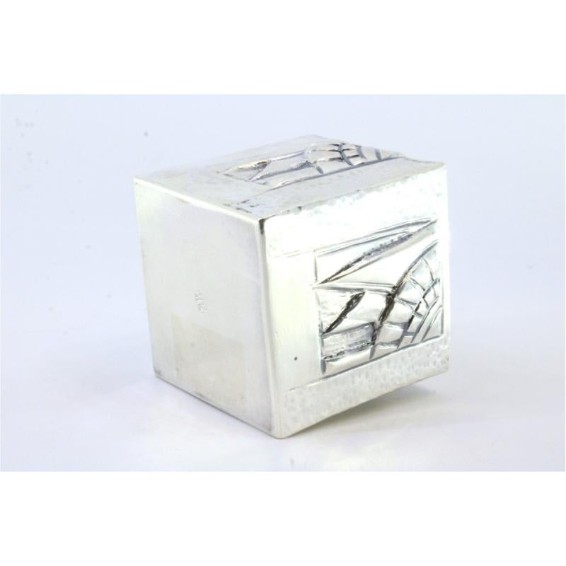 Hammered silver ashtray with cube-shaped reliefs and two cigarette holders In condizioni buone in vendita a Porto, PT