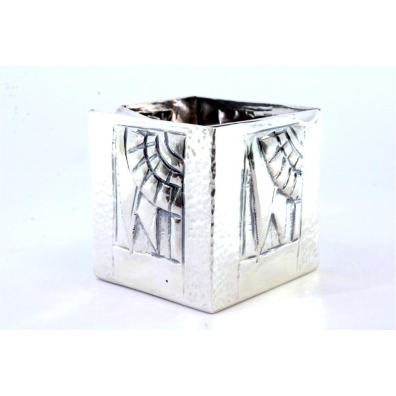 XX secolo Hammered silver ashtray with cube-shaped reliefs and two cigarette holders in vendita