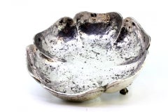 Hammered silver bonbonette box in segments on 3 fluted feet