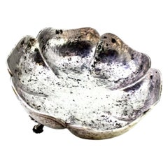 Hammered silver bonbonette box in segments on 3 fluted feet