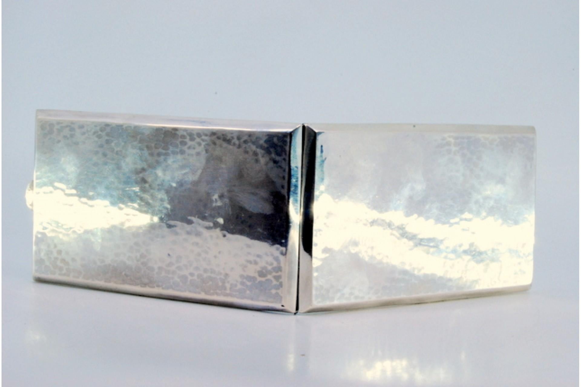 Hammered silver case with gold interior, two holder straps, hinged lid In Good Condition For Sale In Porto, PT